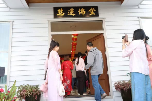 Visitors arriving at the society's Mount Wellington centre